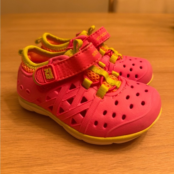 Stride Rite Made 2 Play Phibian rubber Sneaker Shoes (size 5) - Picture 1 of 5